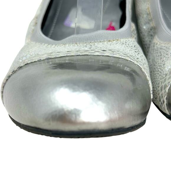 Ros Hommerson Ronnie Folding Silver Pebbled Ballet Flats - Picture 2 of 8
